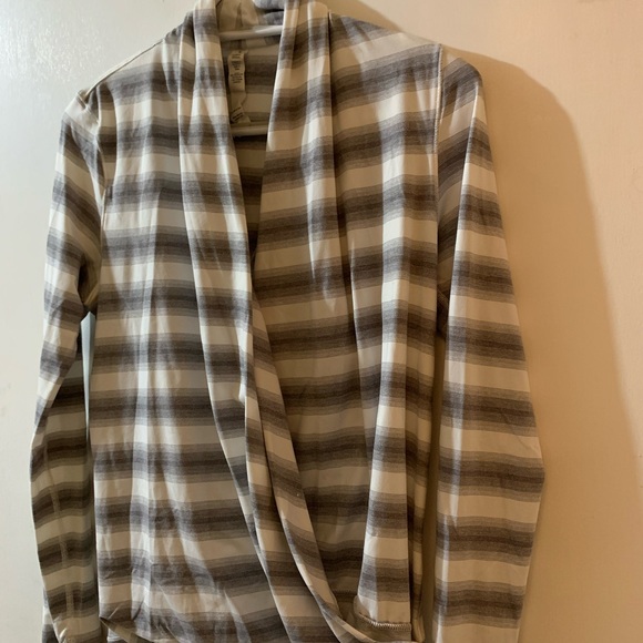 Radiant long sleeve lululemon size 6 - Picture 2 of 3